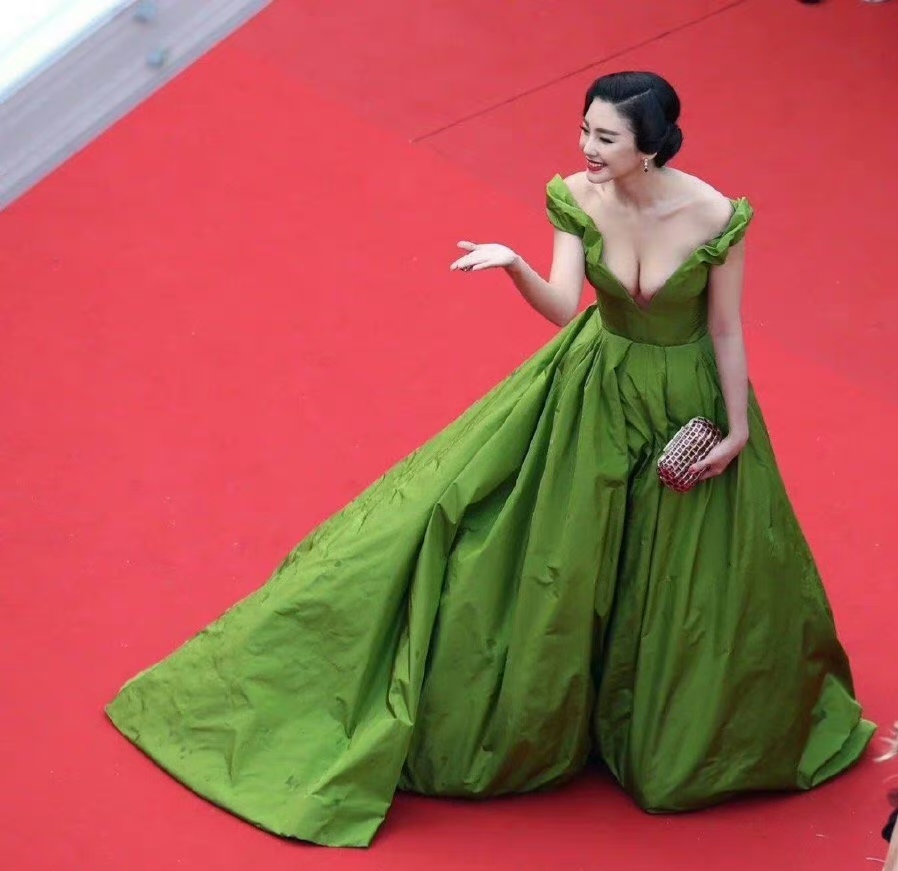 张雨绮的时尚风格与红毯魅力_张雨绮红毯没人邀请_张雨绮红毯造型