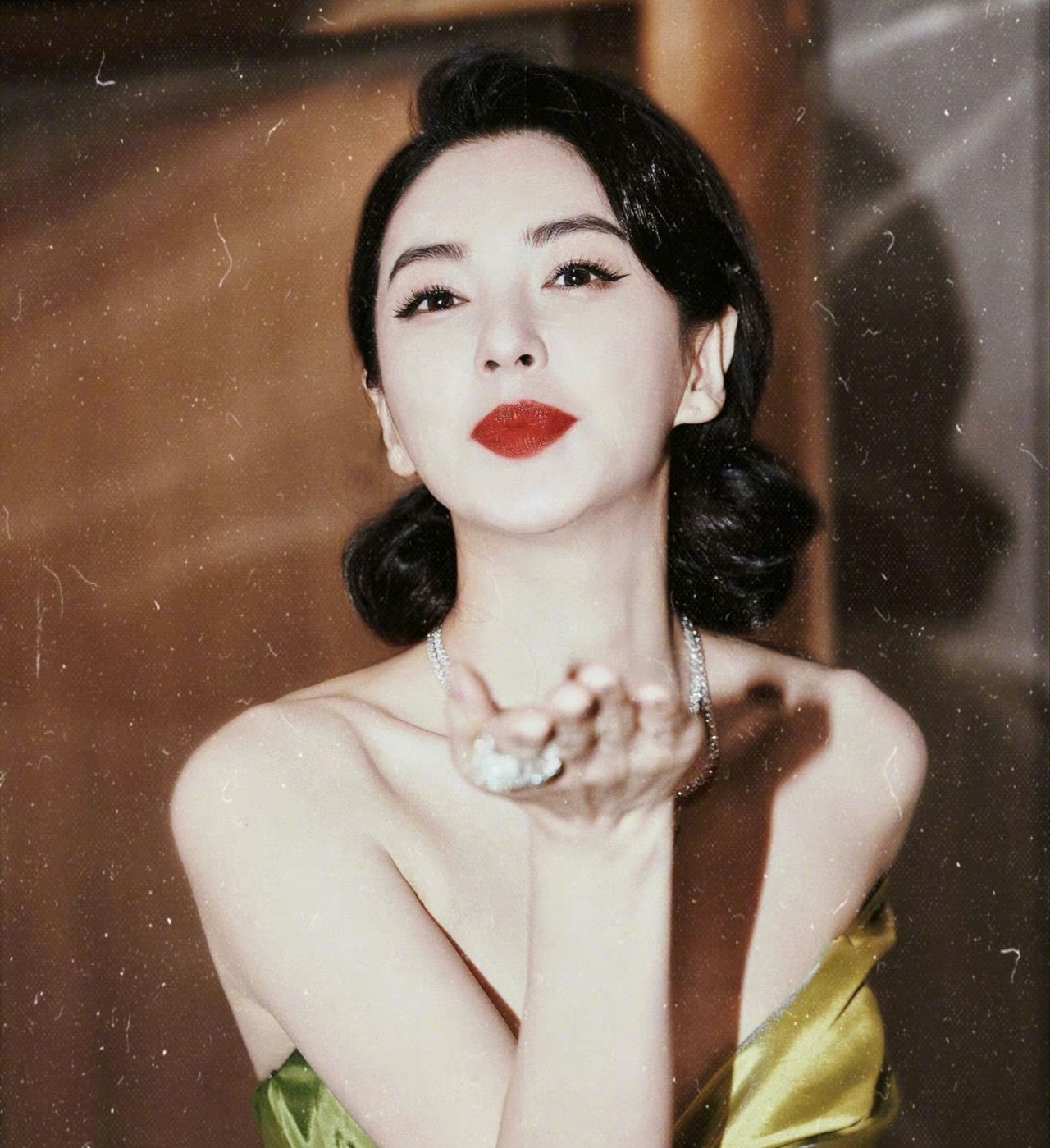 张雨绮的时尚风格与红毯魅力_张雨绮红毯没人邀请_张雨绮红毯造型