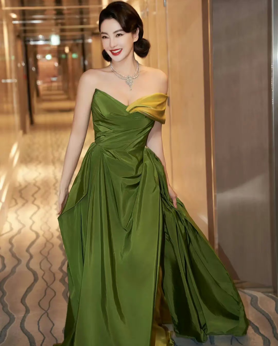 张雨绮红毯没人邀请_张雨绮红毯造型_张雨绮的时尚风格与红毯魅力