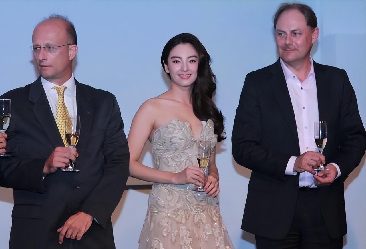 张雨绮的时尚风格与红毯魅力_张雨绮红毯造型_张雨绮红毯没人邀请