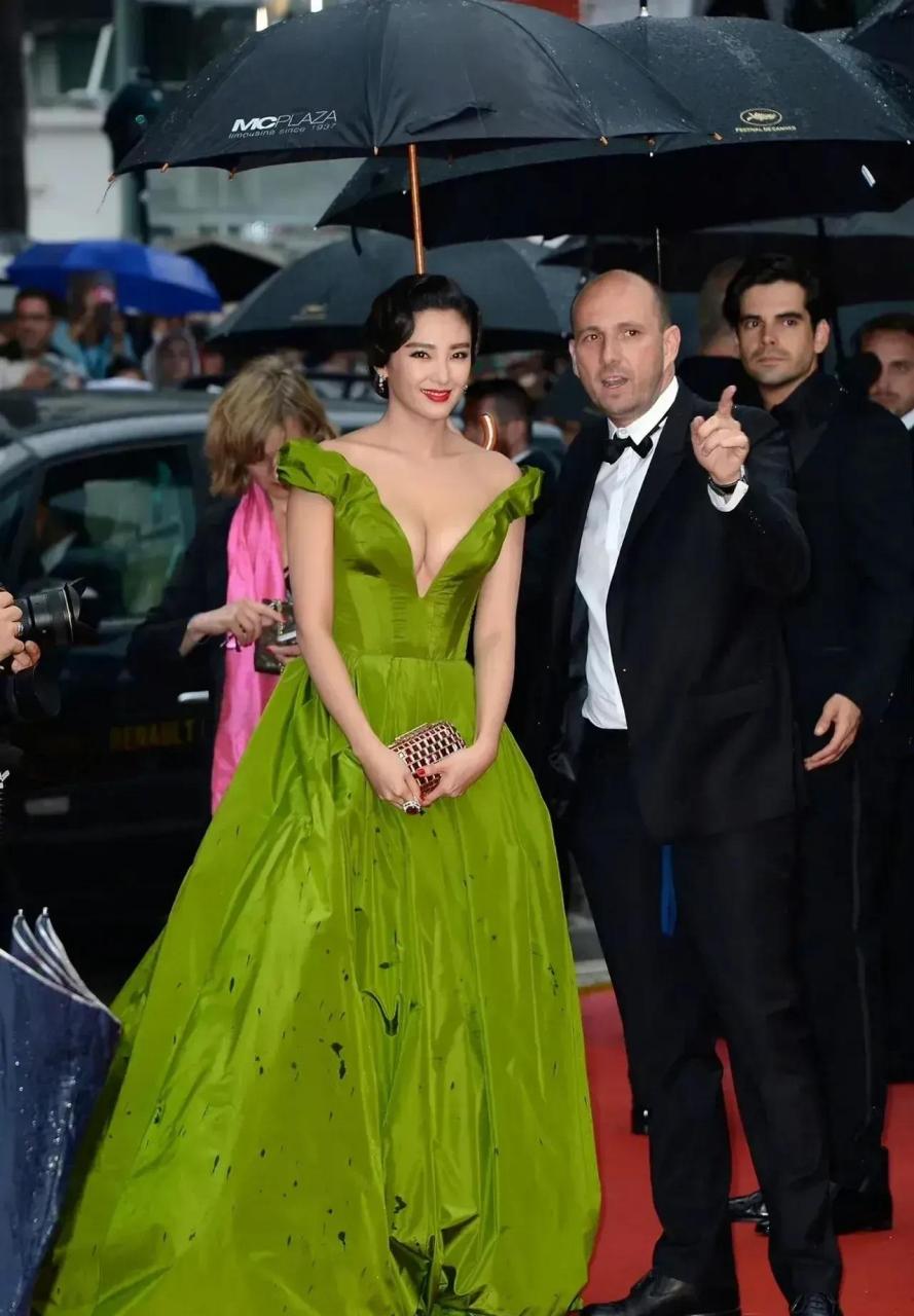 张雨绮红毯造型_张雨绮的时尚风格与红毯魅力_张雨绮红毯没人邀请