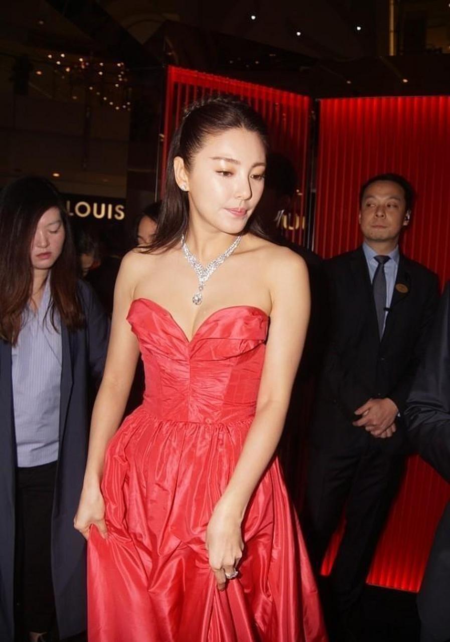 张雨绮的时尚风格与红毯魅力_张雨绮红毯没人邀请_张雨绮红毯造型