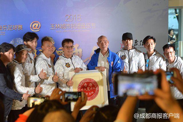 刘德华喜欢的球队_刘德华踢足球的歌_刘德华与足球的热爱与支持